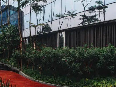 Konsep Green Building: Fasad, Vertical Garden, dan Efisiensi