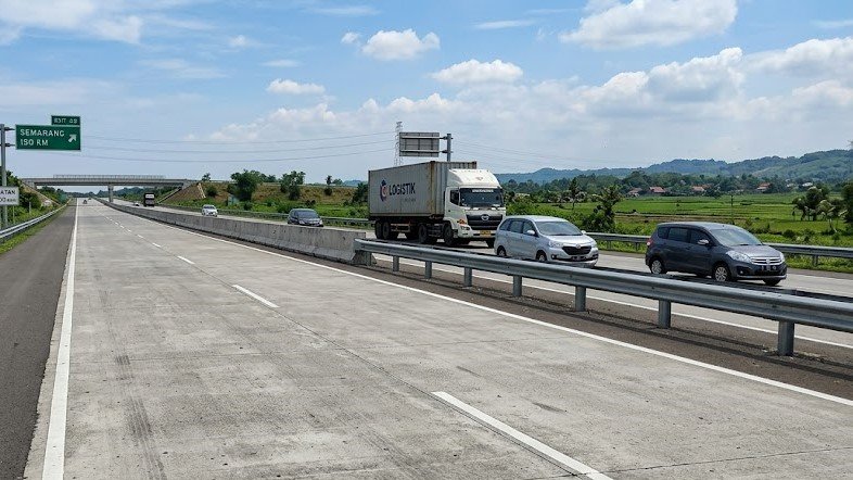 Struktur permukaan perkerasan jalan rigid berbahan pelat beton semen yang kokoh untuk menahan beban lalu lintas berat