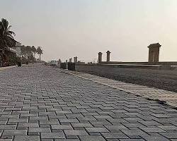 permukaan perkerasan jalan rigid berbahan beton pelat yang bersandingan dengan jalur paving block interlocking